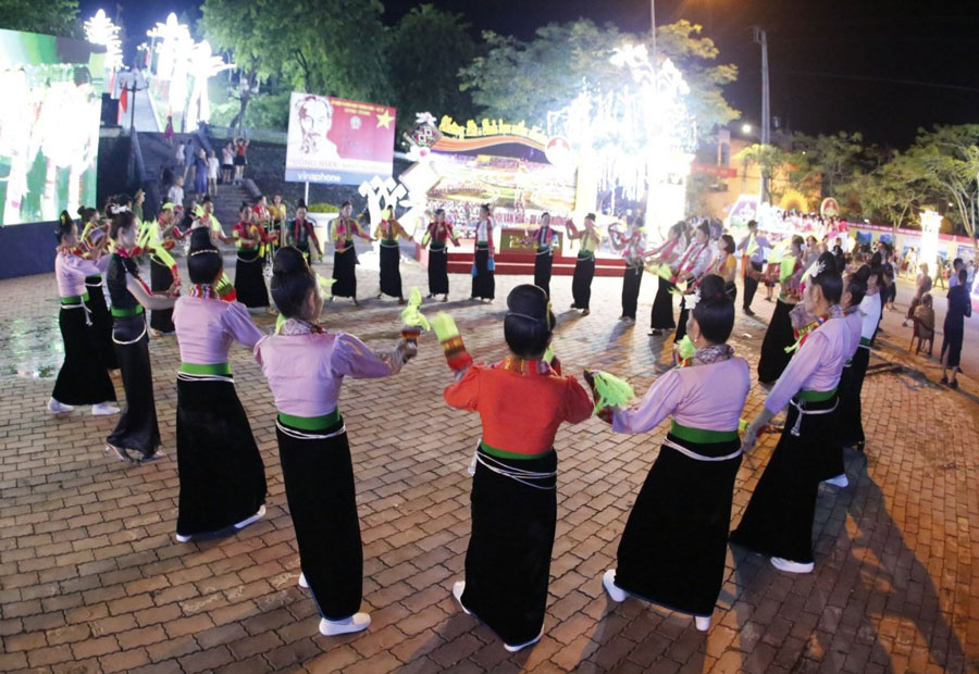 Lễ hội văn hóa, du lịch Mường Lò năm 2023 còn có màn diễu diễn đường phố với 350 nghệ nhân thuộc nhiều dân tộc trong trang phục truyền thống, vừa đi vừa biểu diễn những điệu múa đặc trưng.