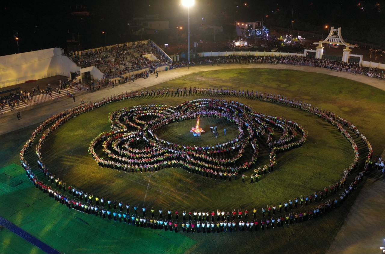 Màn xòe Thái huy động 2.023 nghệ nhân và diễn viên quần chúng tham gia, tương ứng với năm tổ chức là 2023. Ảnh: Tuấn Vũ