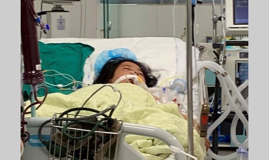 Em Nguyễn Thu Hà đang điều trị tại Bệnh viện Bạch Mai. Ảnh: Gia đình cung cấp