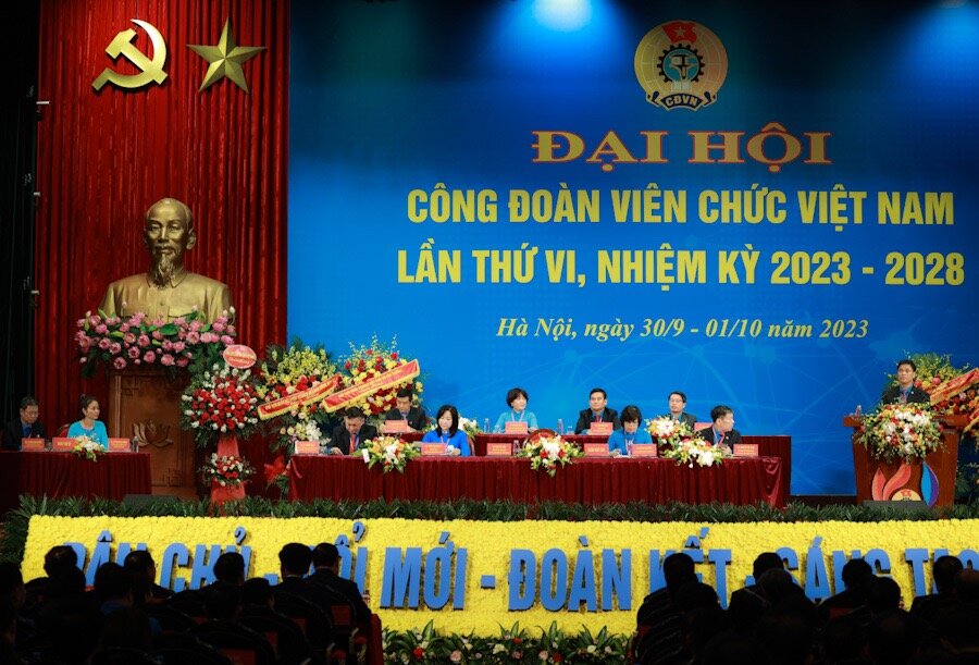 Đại hội VI Công đoàn Viên chức Việt Nam nhận được nhiều lãng hoa chúc mừng của lãnh đạo Đảng, Nhà nước. Ảnh: Hải Nguyễn.