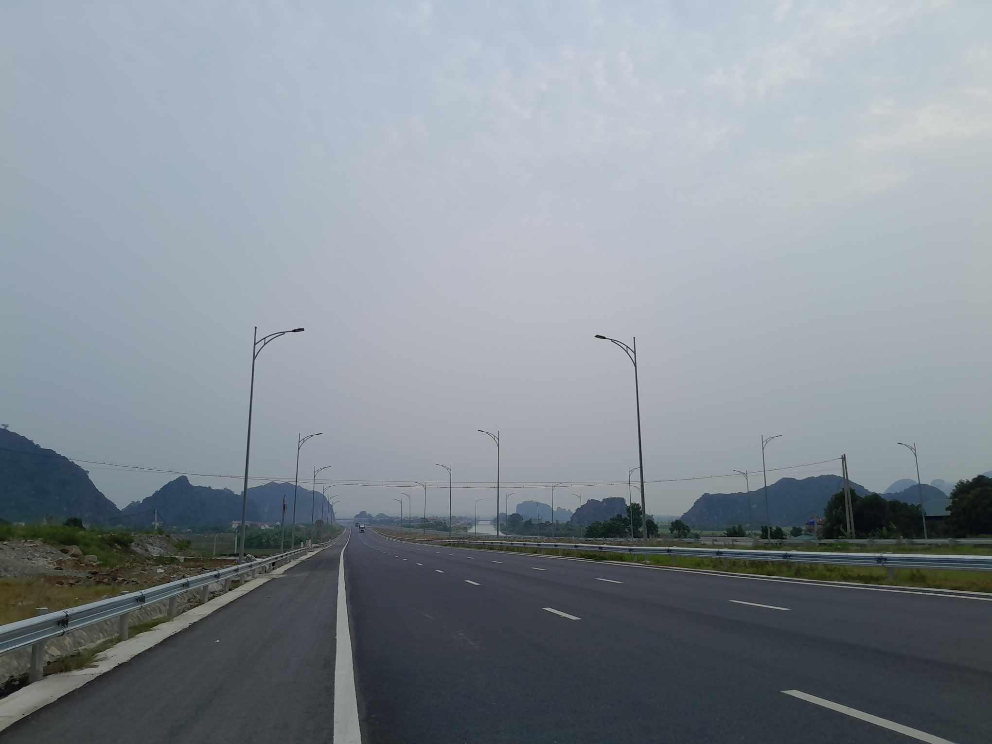 Nhiều đoạn cao tốc hiện nay chưa có trạm dừng nghỉ. Ảnh: Xuyên Đông