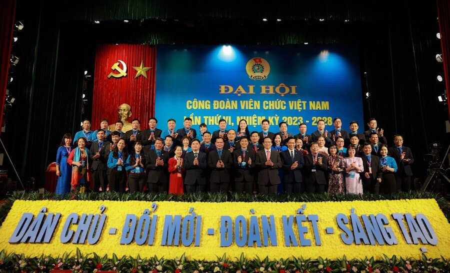 Đại biểu tham dự Đại hội chụp ảnh cùng các đồng chí lãnh đạo Đảng, Nhà nước, Tổng Liên đoàn. Ảnh: Hải Nguyễn.