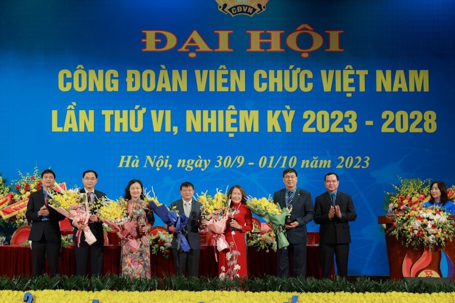 Lãnh đạo Tổng Liên đoàn Lao động Việt Nam trao Giải thưởng cống hiến tại Đại hội. Ảnh: Hải Nguyễn.