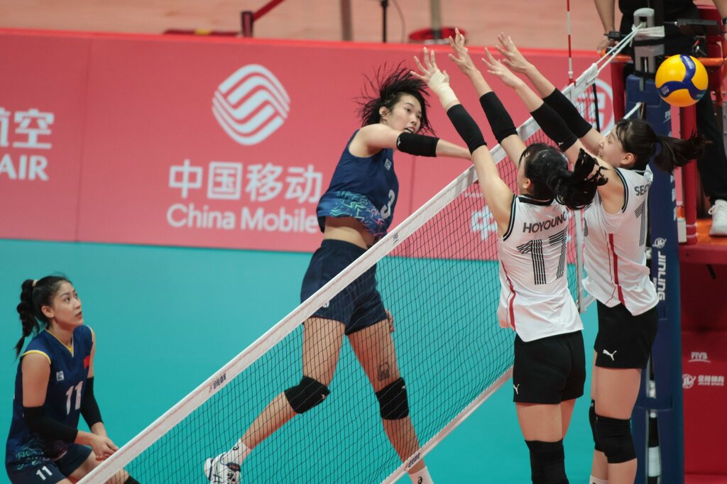 Tuyển bóng chuyền nữ Việt Nam thua 2 set đầu tiên trước Hàn Quốc. Ảnh: Bùi Lượng