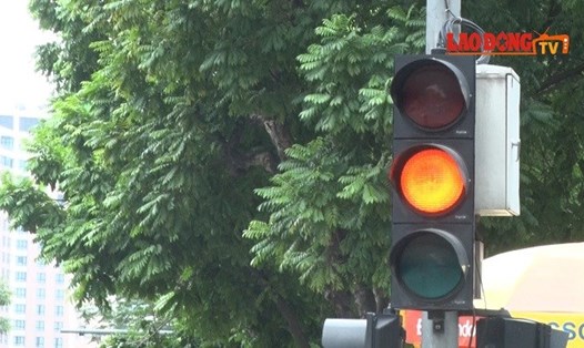 Người tham gia giao thông phải dừng lại trước vạch dừng khi thấy tín hiệu đèn màu vàng. Ảnh : Nguyễn Hà