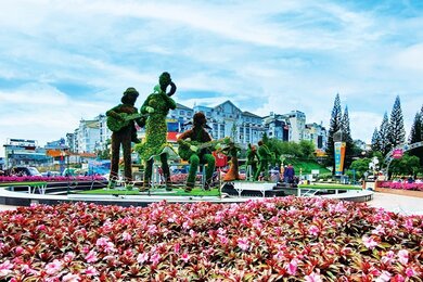 Nhiều tiểu cảnh tại TP Đà Lạt (Lâm Đồng) được trang trí hấp dẫn trong dịp Festival hoa năm 2022. Ảnh: Đức Thiệm 