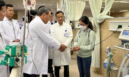 Ông Khuất Việt Hùng, Phó chủ tịch chuyên trách Ủy ban An toàn giao thông Quốc gia trao hỗ trợ gia đình nạn nhân tại Bệnh viện Đa khoa Đồng Nai. Ảnh: Hà Anh Chiến