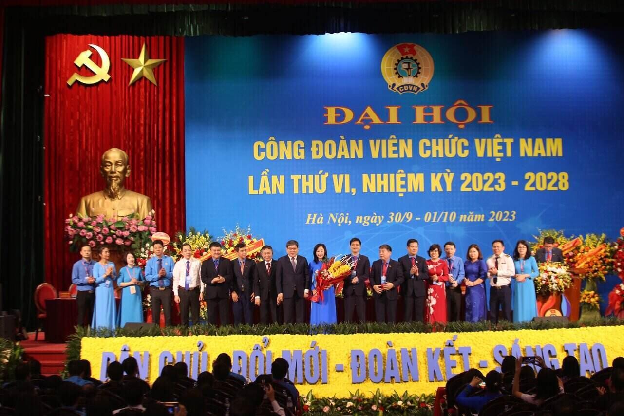 Ra mắt Uỷ viên Ban thường vụ, Uỷ viên Ban kiểm tra Công đoàn Viên chức Việt Nam khoá VI, nhiệm kỳ 2023-2028. Ảnh: Minh Hương.