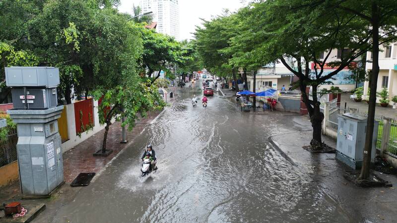 Cơn mưa rào xuất hiện ở TPHCM chiều 1.10 gây ngập nhiều tuyến đường. Đường Quốc Hương, đoạn trước Trường Đại học Văn hóa TPHCM (TP Thủ Đức) là khu vực ngập sâu nhất.