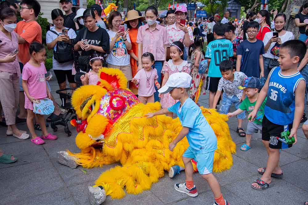 Carnaval Thu Hà Nội thu hút đông đảo khách du lịch cả trong và ngoài nước. Kết thúc chương trình Carnaval Thu Hà Nội, đoàn Lân Sư Rồng huyện Thanh Oai còn tổ chức các hoạt động giao lưu với người dân, du khách.