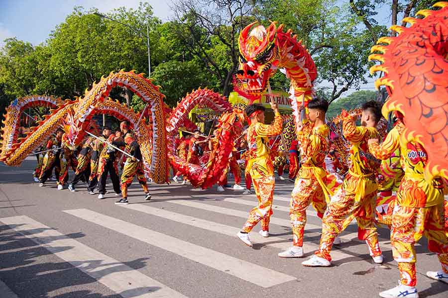 Điểm nhấn của chương trình là màn biểu diễn Lân Sư Rồng huyện Thanh Oai với 30 con rồng diễu hành đại diện cho 30 quận, huyện trên địa bàn Thành phố Hà Nội.