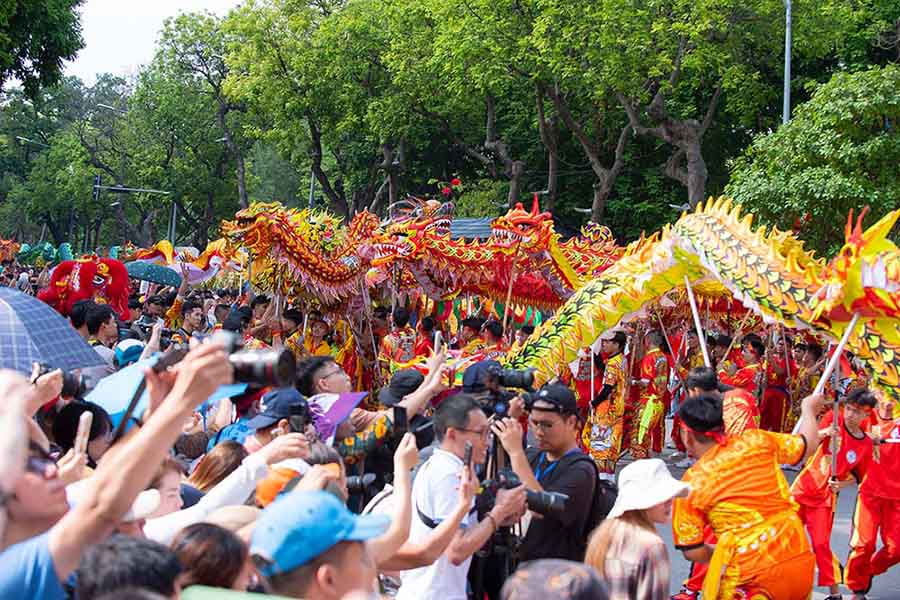 Màn biểu diễn Lân Sư Rồng mở đầu với chủ đề: “Hào khí Thăng Long”.  Múa Lân Sư Rồng là nét đẹp trong văn hóa tâm linh, biểu thị mong ước bình an, hạnh phúc, may mắn và thịnh vượng của người dân đất Việt.