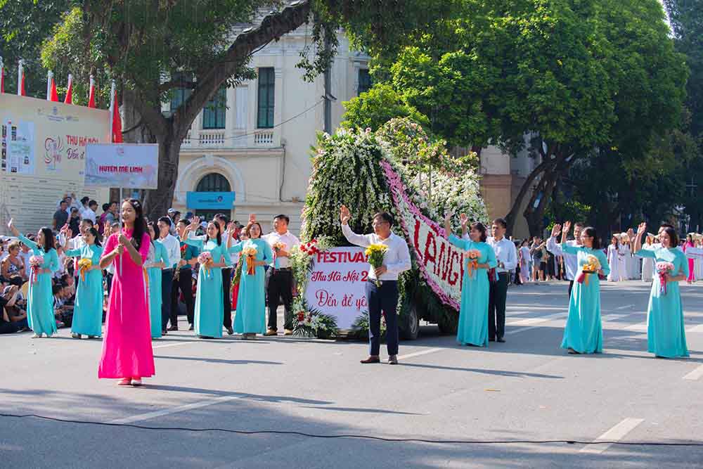 Sau tiết mục khai màn biểu diễn Lân Sư Rồng là chương trình diễu hành. Dẫn đầu đoàn là xe hoa Mê Linh, ngoài ra còn có có diễu hành áo dài, xích lô,... mang đến không gian đầy màu sắc, tươi vui nhưng cũng vô cùng lãng mạn.