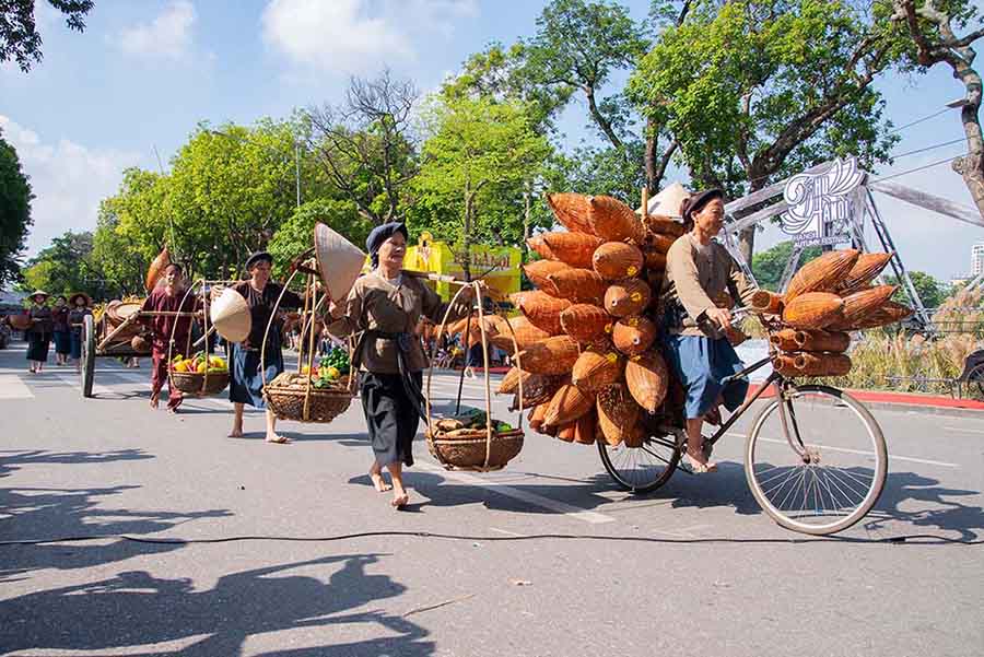 Bên cạnh đó, Carnival Thu Hà Nội còn mang đến cho người dân các phần trình diễn nghệ thuật đặc sắc như: vở diễn “Tinh Hoa Bắc Bộ”, tái hiện một vụ mùa bội thu; Nghệ thuật múa rối cạn của huyện Mỹ Đức; Diều sáo của huyện Đông Anh.