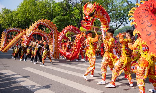Carnaval Thu Hà Nội là sự kiện được dàn dựng công phu với quy mô lớn, là sự giao thoa sống động giữa truyền thống và hiện đại.