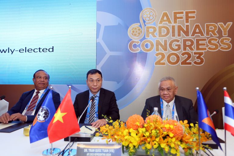Chủ tịch VFF Trần Quốc Tuấn (giữa) chính thức trở thành đại diện chính thức của AFF tham gia Ban chấp hành AFC. Ảnh: VFF