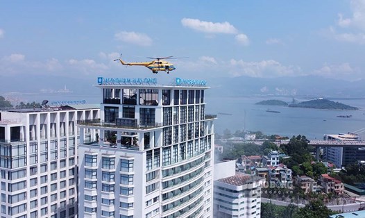 Huy động 2 máy bay trực thăng tại diễn tập chữa cháy lớn nhất tỉnh Quảng Ninh. Ảnh: Đoàn Hưng