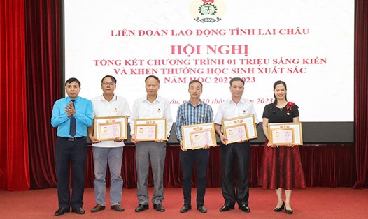 Thừa ủy quyền của Tổng LĐLĐ Việt Nam, ông Hoàng Thọ Trung - Chủ tịch LĐLĐ tỉnh Lai Châu (ngoài cùng bên trái) trao Bằng Lao động sáng tạo cho các cá nhân. Ảnh: Đức Nghĩa