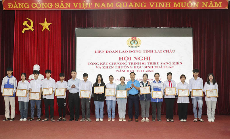 Lãnh đạo LĐLĐ tỉnh Lai Châu khen thưởng 217 học sinh là con đoàn viên công đoàn đạt thành tích cao trong học tập. Ảnh: Đức Nghĩa