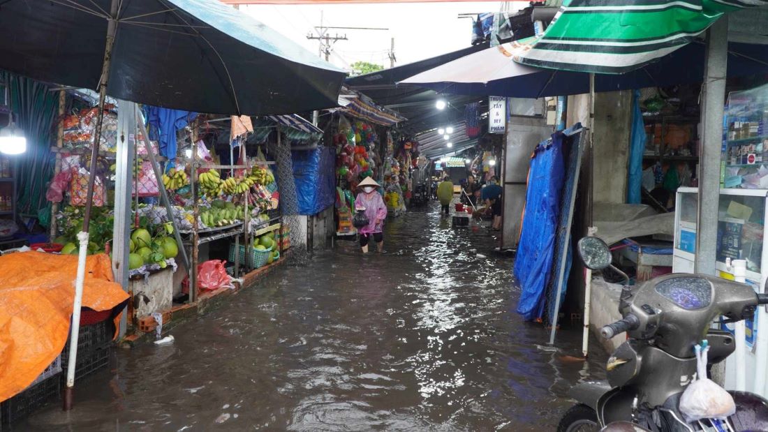 Ghi nhận của Lao Động, tại chợ Khu phố 2, đường Hồ Học Lãm (quận Bình Tân, TPHCM) bị ngập sâu từ 30-40cm khiến việc buôn bán tại đây bị ảnh hưởng.