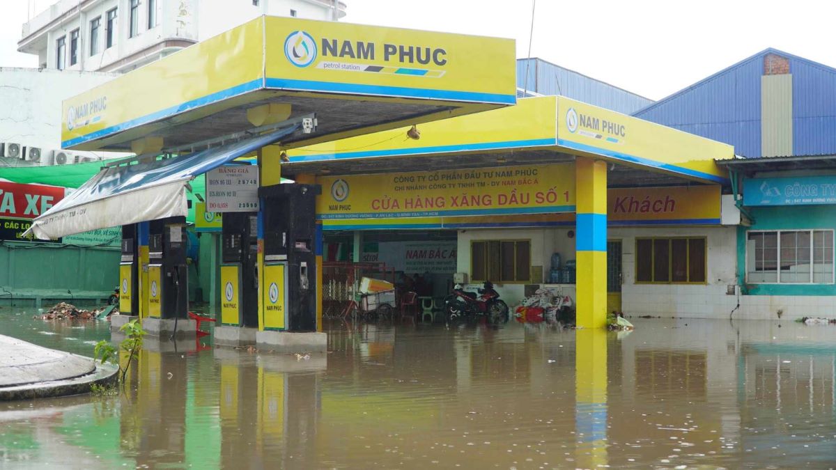 Một cây xăng trên đường Kinh Dương Vương bị bủa vây bởi nước mưa phải tạm dừng hoạt động.