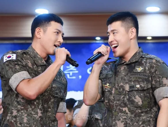 Ji Chang Wook và Kang Ha Neul công tác cùng một đơn vị khi tham gia nghĩa vụ quân sự bắt buộc. Ảnh: Naver