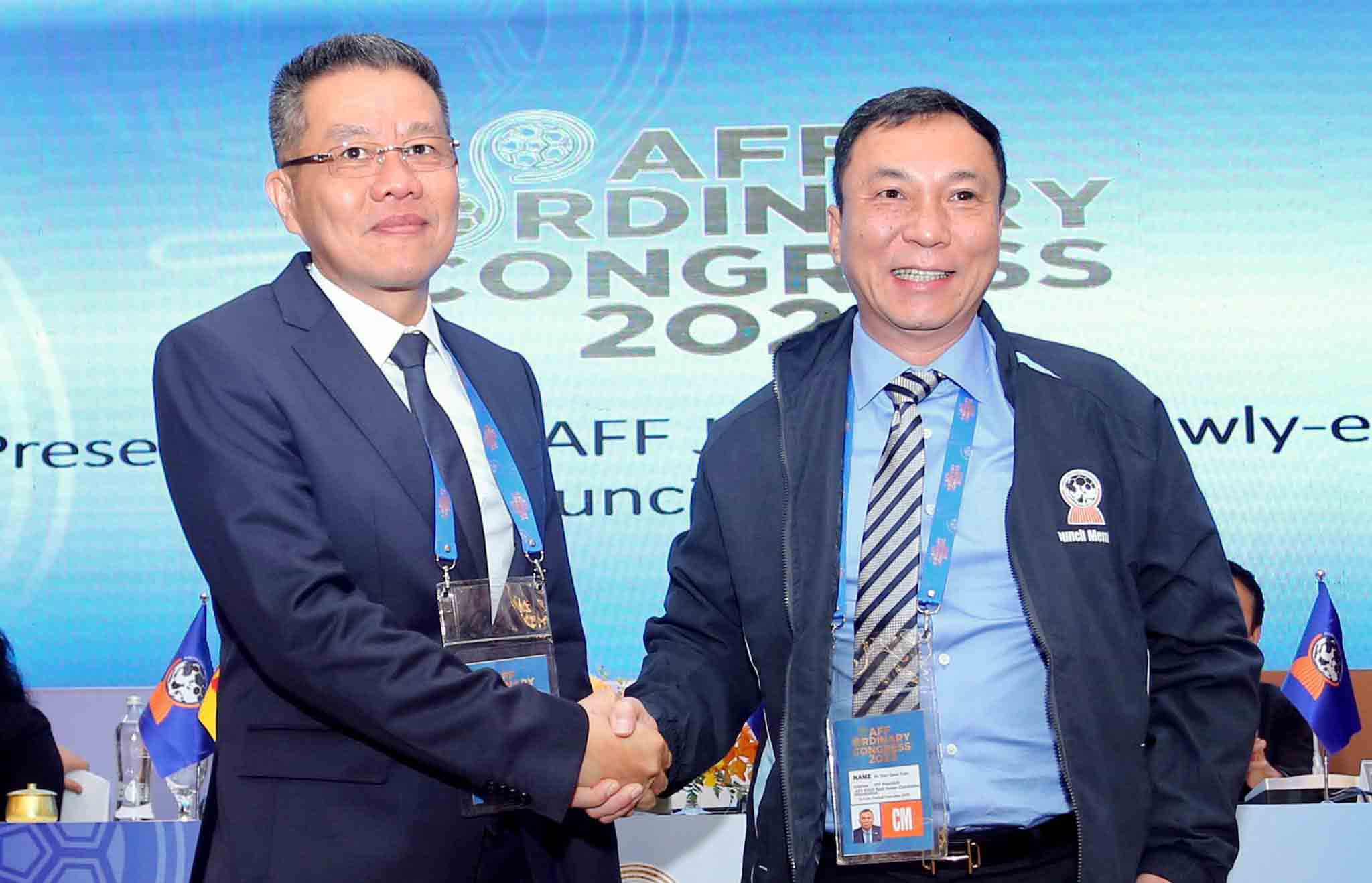 Chủ tịch AFF Khiev Sameth và Chủ tịch VFF Trần Quốc Tuấn tại Đại hội thường niên AFF 2023. Ảnh: VFF