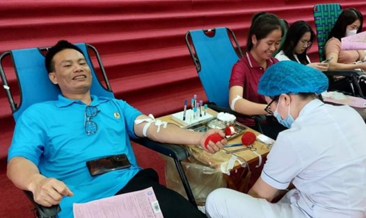 Gần 700 đoàn viên, công nhân lao động trên địa bàn huyện Yên Khánh (Ninh Bình) tham gia hiến máu tình nguyện. Ảnh: Diệu Anh