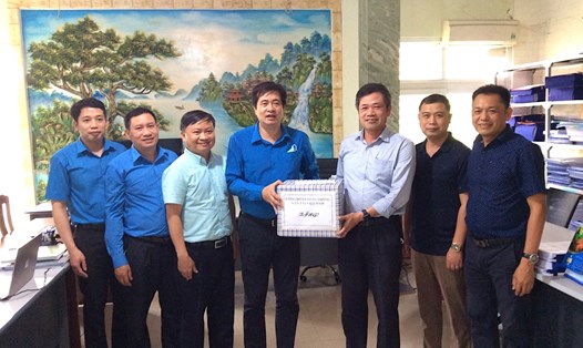 Ông Phạm Hoài Phương - Chủ tịch Công đoàn Giao thông Vận tải Việt Nam (thứ 4,từ trái sang) - trao quà tới đại diện người lao động. Ảnh: Hà Anh