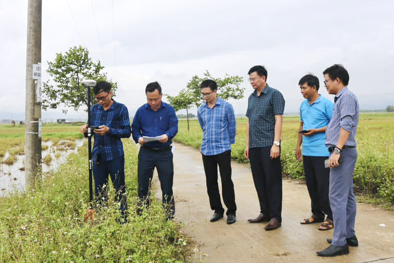 Tiến hành bàn giao mốc giải phóng mặt bằng Dự án đầu tư xây dựng và kinh doanh hạ tầng khu Công nghiệp Bắc Thạch Hà (giai đoạn 1). Ảnh: Thạch Hà