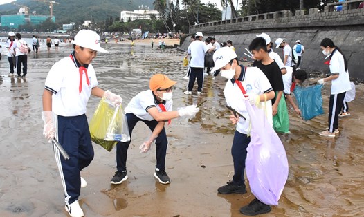 Các em học sinh tham gia dọn rác trên bãi biển Bãi Trước. Ảnh: Minh Tâm