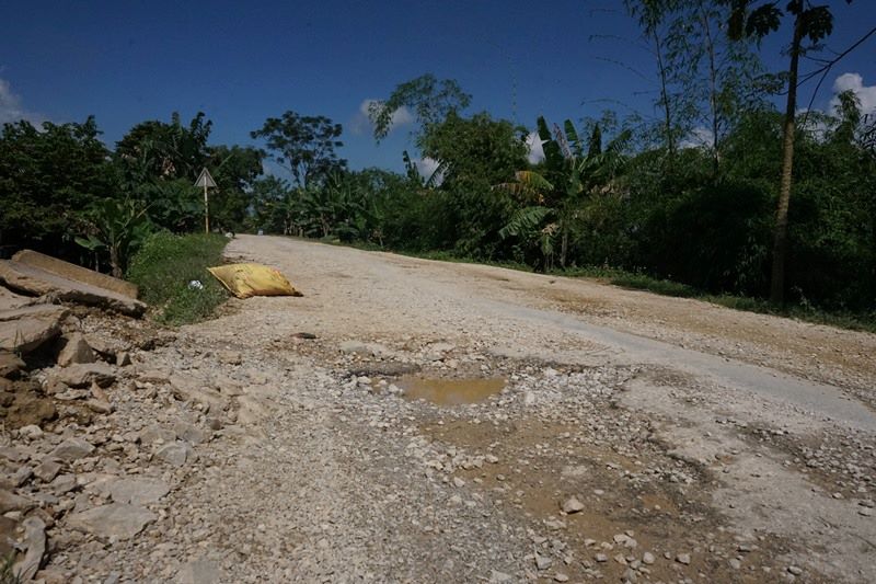 Tuyến đường tỉnh lộ 523 (qua địa bàn xã Hà Tiến, huyện Hà Trung, Thanh Hóa) bị xuống cấp nghiêm trọng. Ảnh: Quách Du
