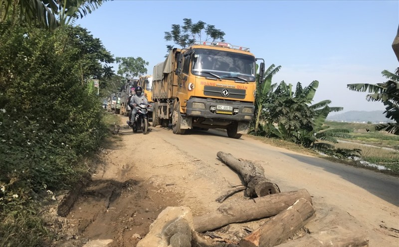 Người dân ở xã Hà Tiến, huyện Hà Trung, tỉnh Thanh Hóa mang các vật dụng, gỗ đá ra chặn đường đoàn xe tải (vào tháng 11.2021). Ảnh: Quách Du