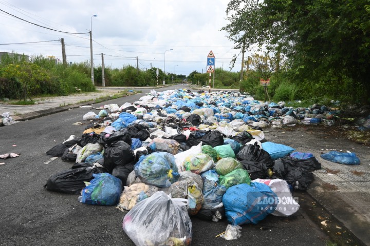 Không chỉ lấn chiếm vỉa hè, rác thải còn lấn chiếm tới xuống lòng đường gây cản trở giao thông.