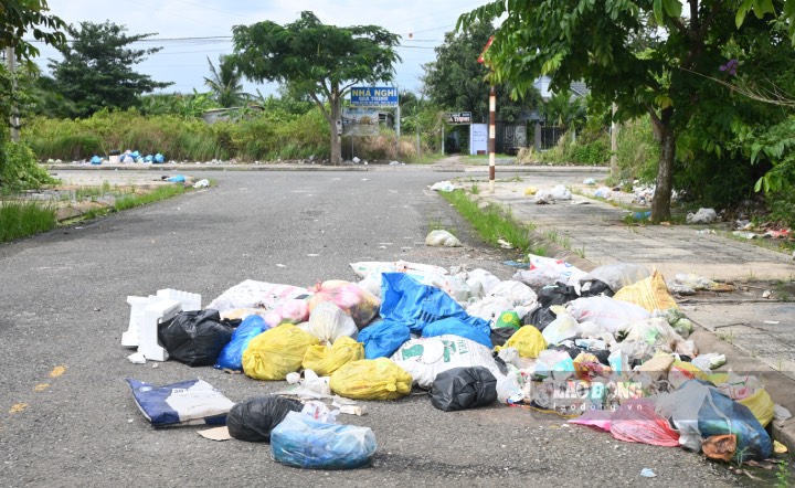 Biển cấm đổ rác dường như mất tác dụng đã hình thành các bãi rác lấn chiếm vỉa hè, lòng đường.