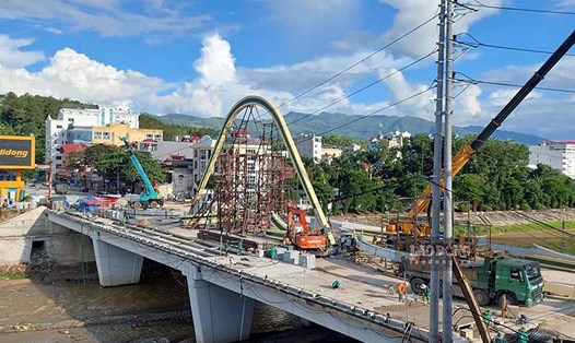 Cầu Thanh Bình bắc qua sông Nậm Rốm sắp hoàn thành. Ảnh: Văn Thành Chương