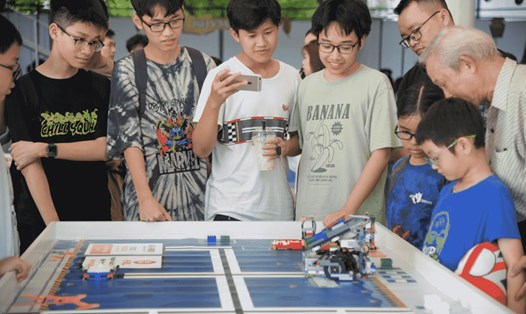 Học sinh tham gia được tự mình trải nghiệm công nghệ Robotics hiện đại, tân tiến. Ảnh: Ban tổ chức
