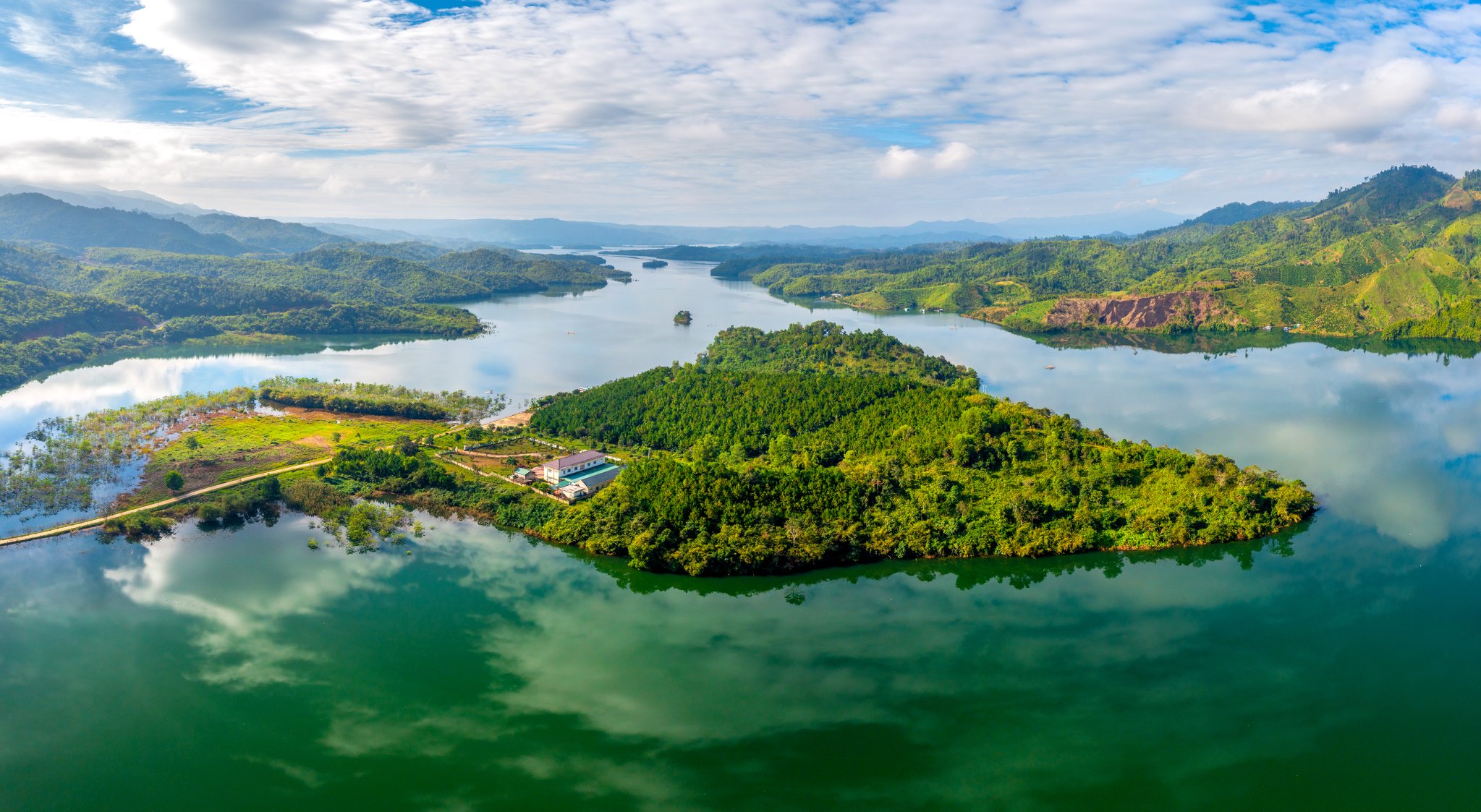 Trụ sở làm việc của Ban Quản lý Vườn quốc gia Tà Đùng được đặt tại xã Đắk Som, huyện Đắk Glong, tỉnh Đắk Nông. Ảnh: Phan Tuấn