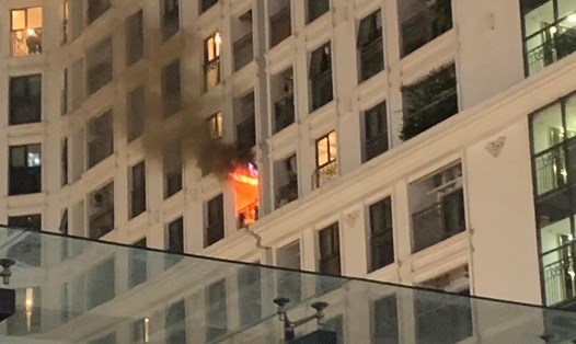 Đám cháy đã bùng phát ở một căn hộ tầng 6 của toà nhà E3, chung cư The Emerald, phường Mỹ Đình 1, quận Nam Từ Liêm. Ảnh: OFFB