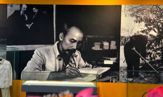 Chủ tịch Hồ Chí Minh là tấm gương vĩ đại về khuyến học. Chụp lại ảnh tư liệu tại Nhà trưng bày “Chủ tịch Hồ Chí Minh với cách mạng Việt Nam” ở Đồng Tháp