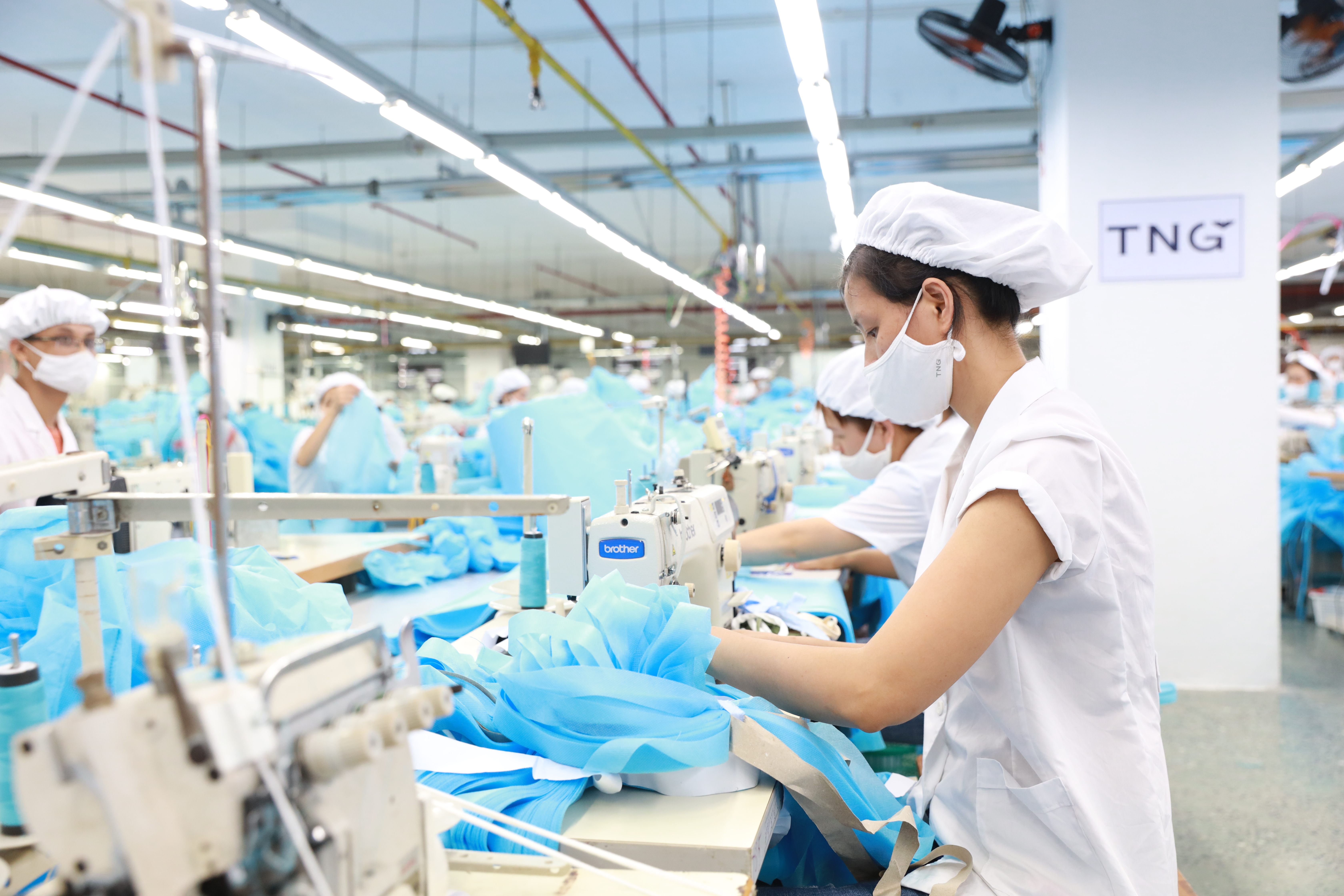 Nhiều doanh nghiệp trong nước đang tập trung kích cầu, nâng cao chất lượng sản phẩm nhằm tăng sức mua của người tiêu dùng trong nước. Ảnh: Hải Nguyễn