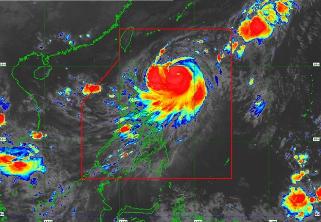 Cơn bão mới gần Biển Đông tăng cấp, gợi ký ức tồi tệ của bão Saola
