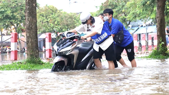 Tại phố ẩm thực hồ Xáng Thổi, người dân điều khiển phương tiện lưu thông qua đây bị chết máy nhiều, các bạn trong Đoàn Thanh niên phải ra sức hỗ trợ, giúp đẩy xe qua vùng nước sâu.