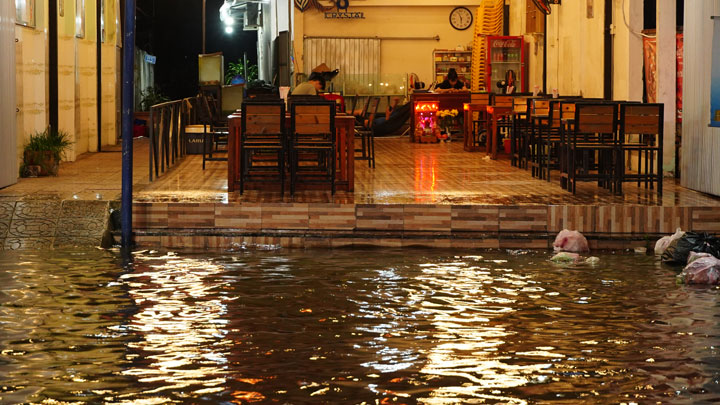 Chị Nguyễn Thiên Trang – chủ quán ăn trên tuyến phố cho biết, do triều cường dâng cao nên lượng khách 2 ngày cuối tuần giảm trầm trọng, thậm chí còn không có. 