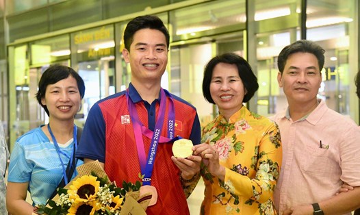 Bà Lê Thị Hoàng Yến, Phó Cục trưởng Cục Thể dục thể thao (áo vàng) đón Phạm Quang Huy tại sân bay Nội Bài. Ảnh: Cục TDTT

