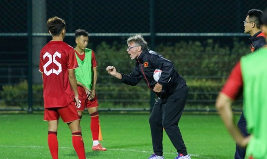 Đội tuyển Việt Nam và huấn luyện viên Philippe Troussier quyết tâm cao ở trận đấu với tuyển Trung Quốc tối nay. Ảnh: VFF