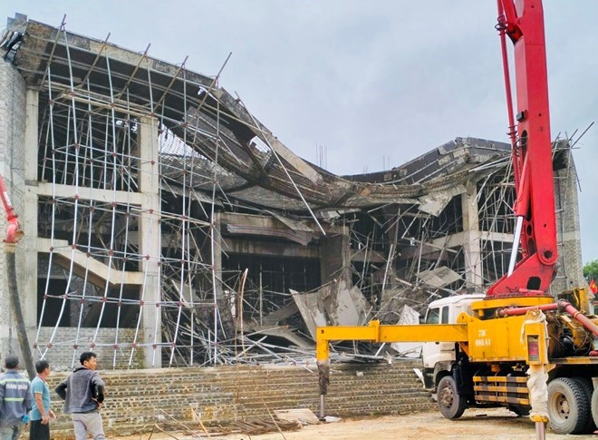 Sẽ xử phạt tối thiểu 4 đơn vị vụ sập sảnh trước Trung tâm Văn hoá huyện