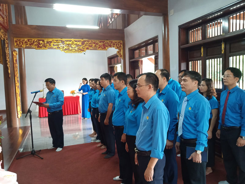 Phó Chủ tịch LĐLĐ tỉnh Bùi Minh Thanh thay mặt đoàn báo công với Bác.