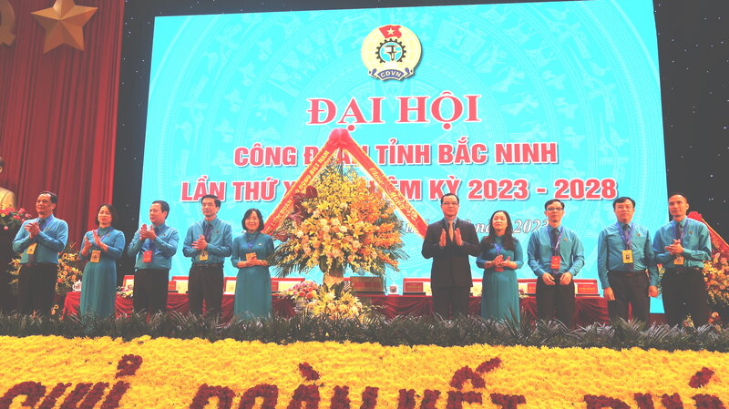 Chủ tịch Tổng Liên đoàn Lao động Việt Nam Nguyễn Đình Khang tặng hoa chúc mừng Đại hội. Ảnh: Quế Chi 