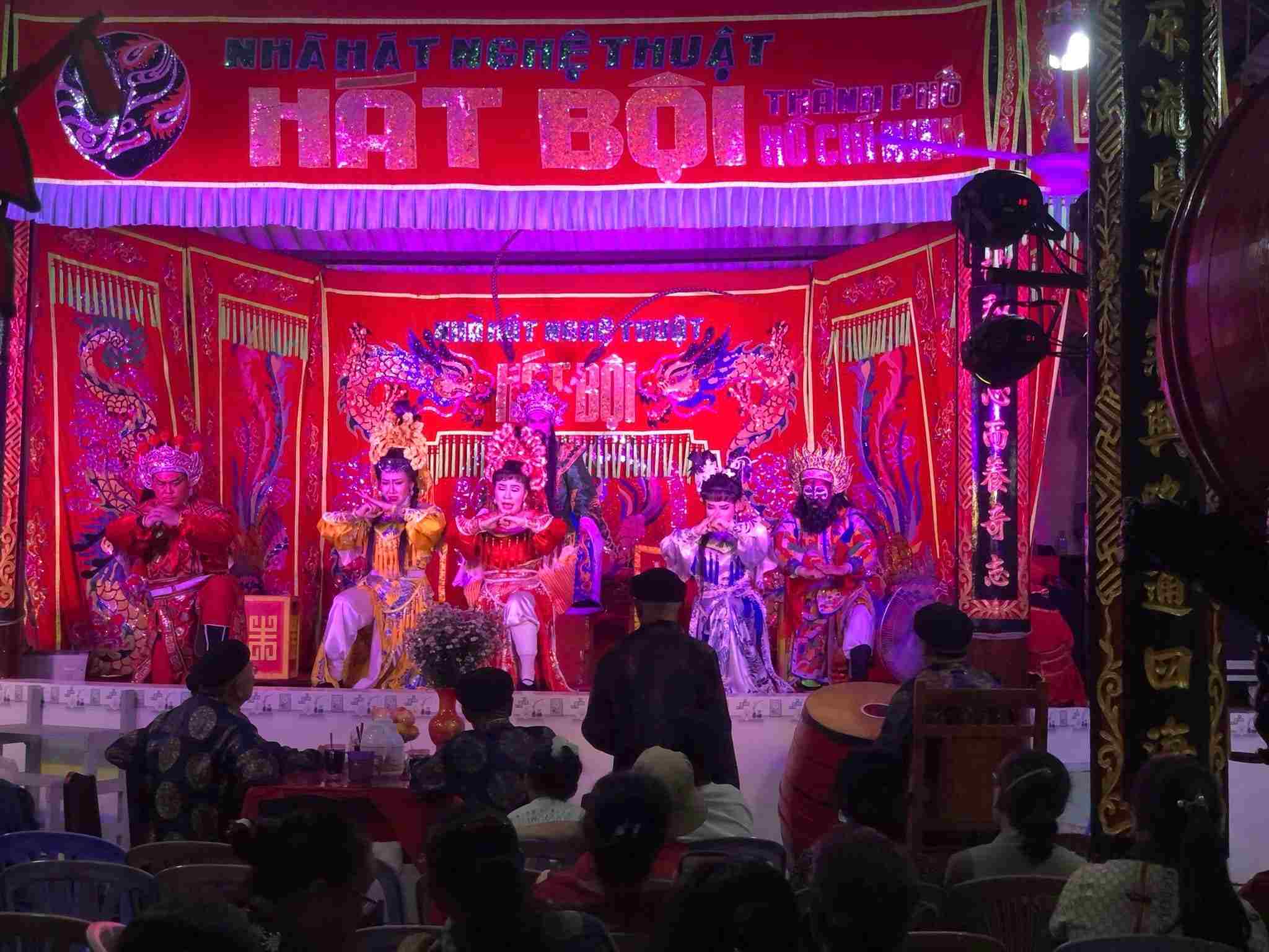 Không có sân khấu chính, hát bội lưu diễn tại các đình, miếu. Ảnh: Nhà hát Nghệ thuật Hát bội TPHCM